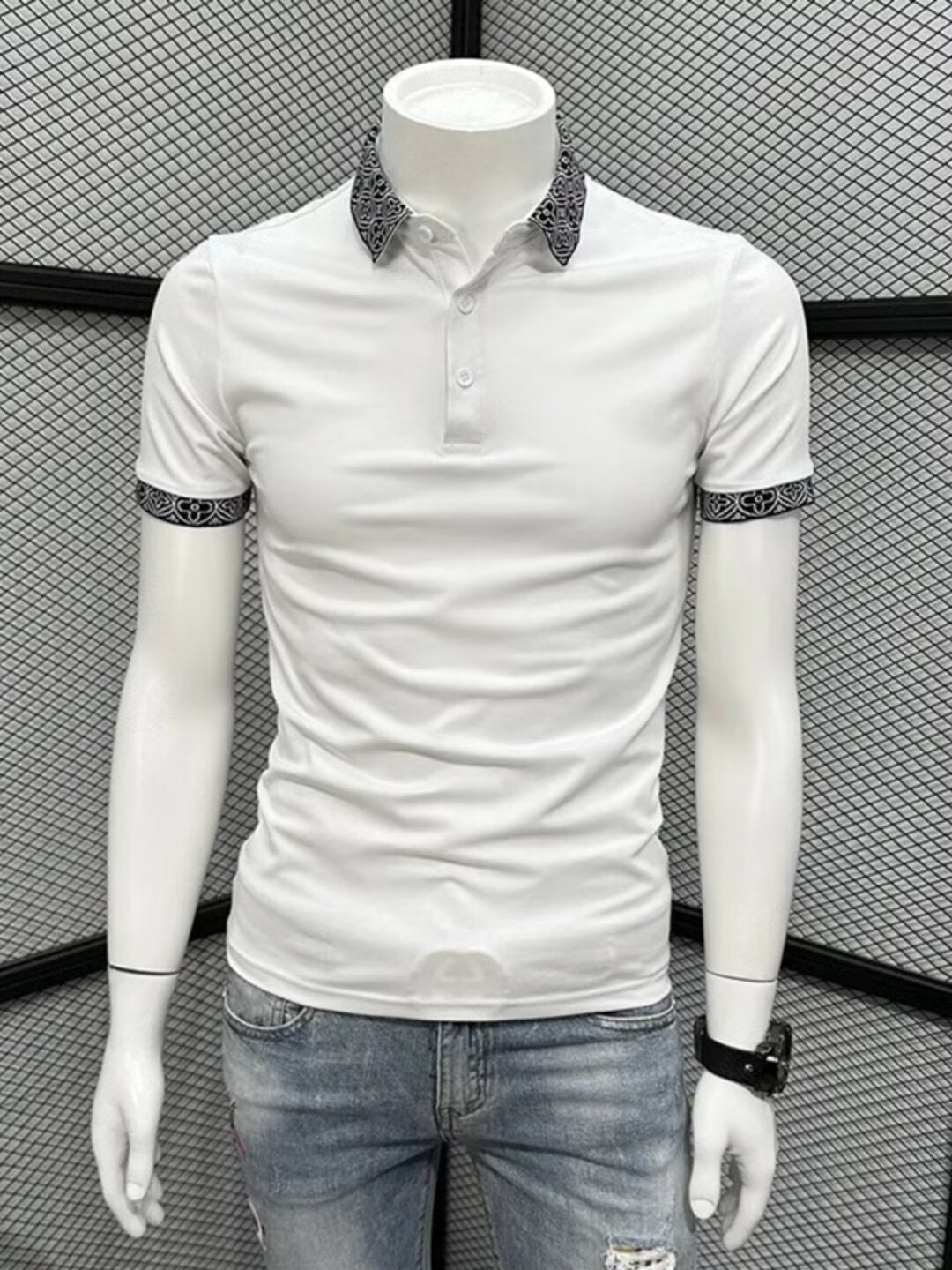 T-shirt à col à motifs, coupe ajustée et tendance