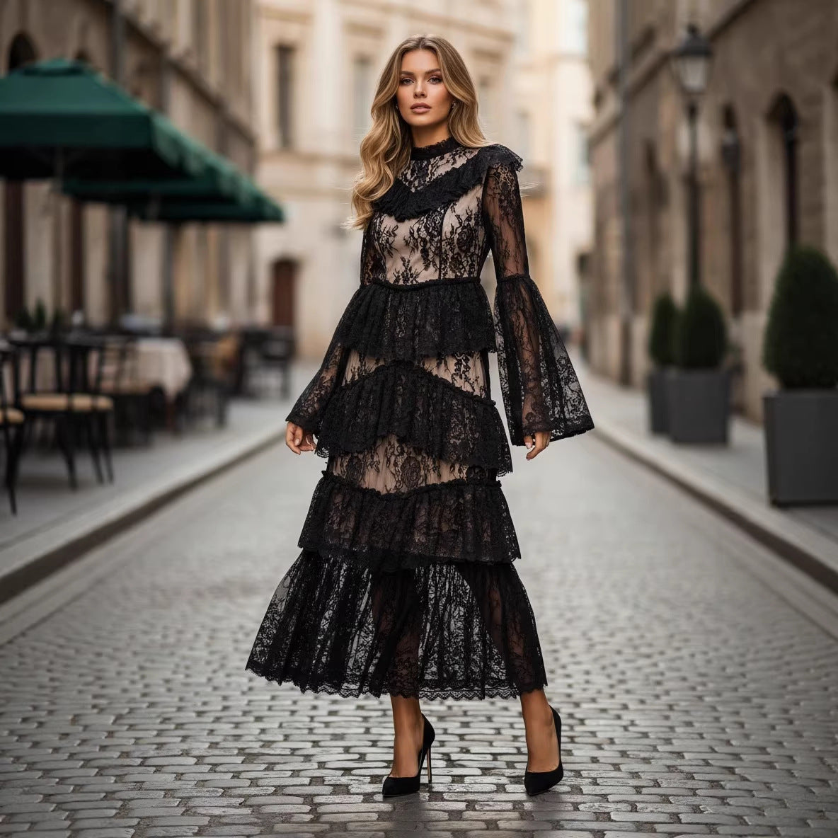 Robe longue à col montant et volants brodés