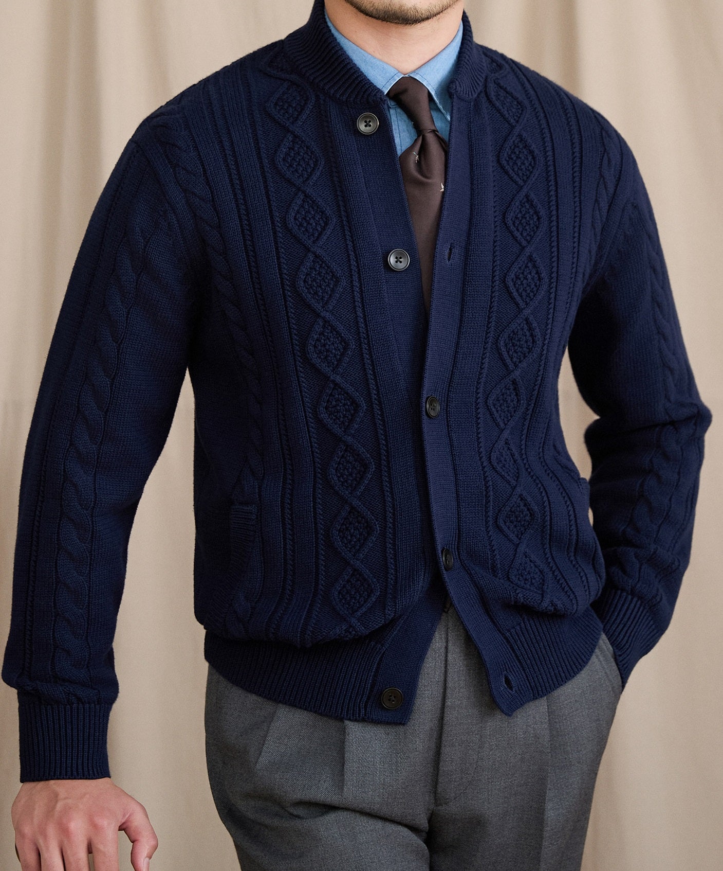 Manteau décontracté de haute qualité, taillé avec soin, dans un style britannique classique.