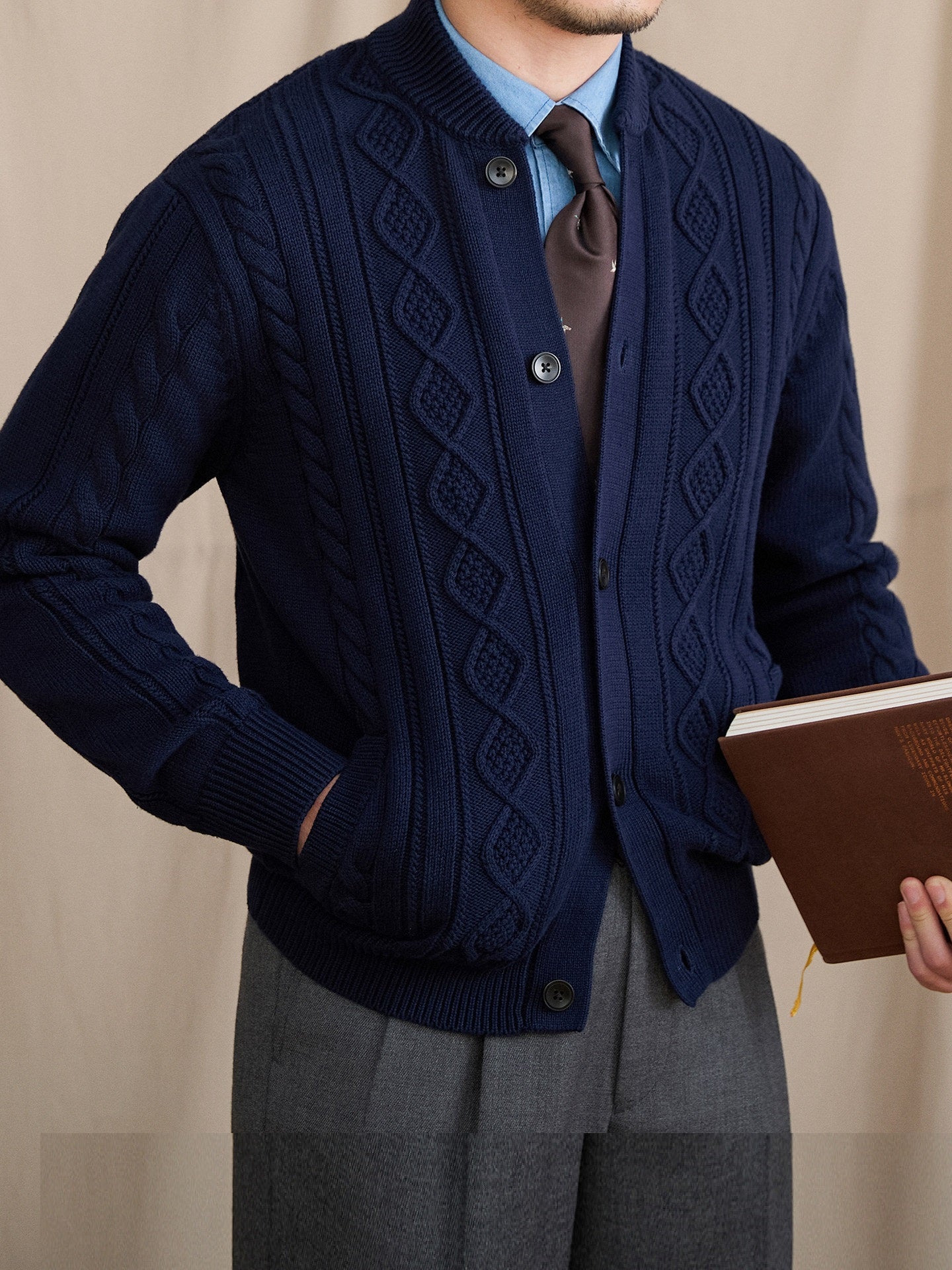 Manteau décontracté de haute qualité, taillé avec soin, dans un style britannique classique.