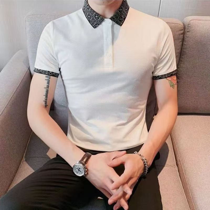 T-shirt à col à motifs, coupe ajustée et tendance