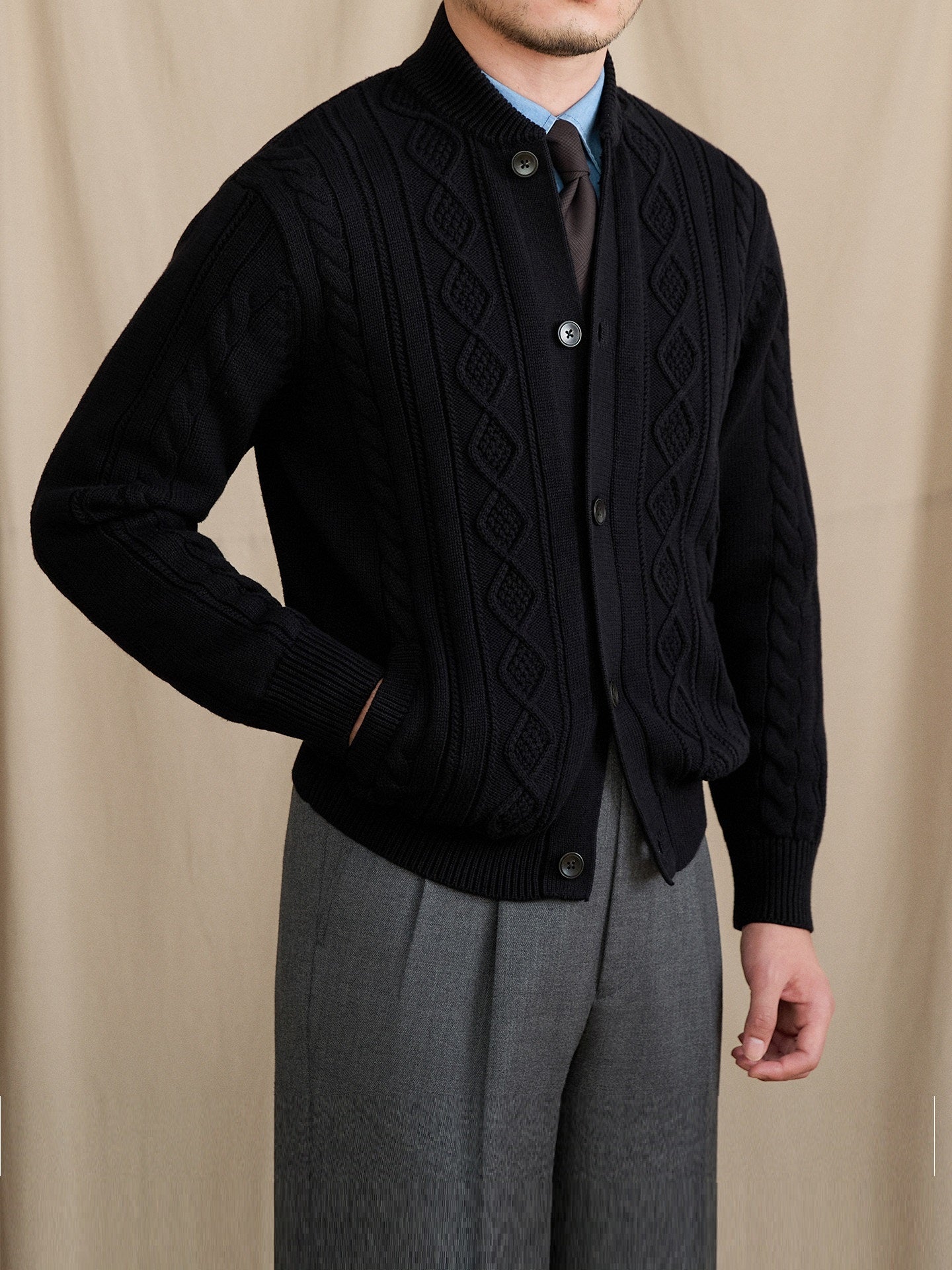 Manteau décontracté de haute qualité, taillé avec soin, dans un style britannique classique.